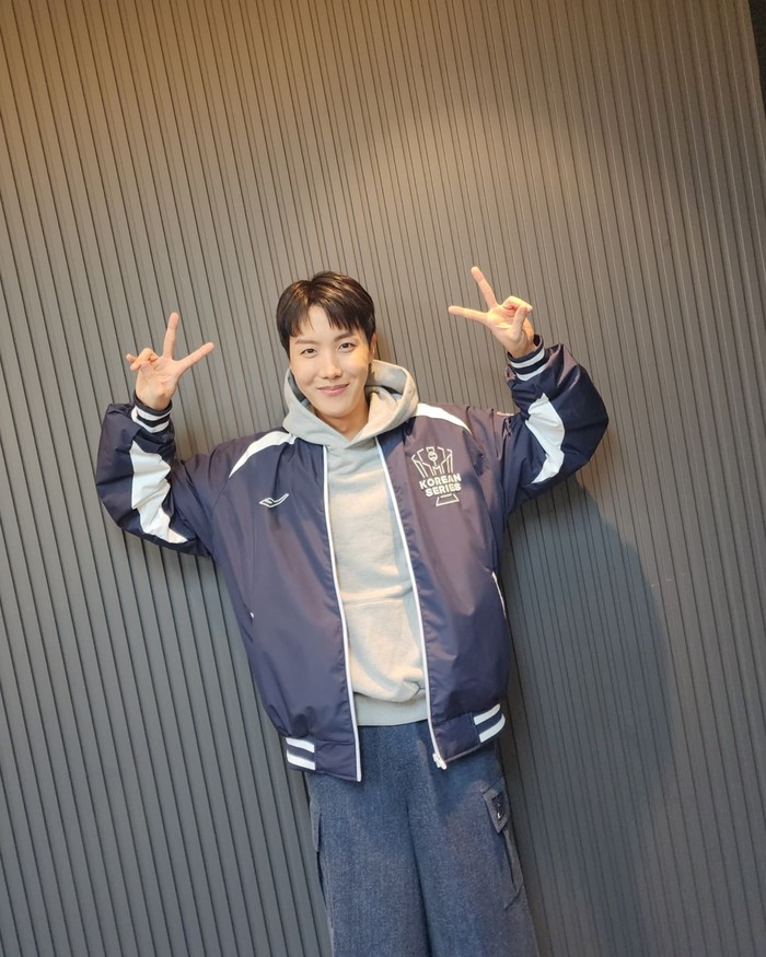 Semua orang dibuat terpukau dengan lemparan pertama idol K-Pop multitalenta ini di Gwangju-KIA Champions Field pada 23 Oktober 2024 lalu, bahkan media Korea Selatan mendeskripsikan pitch-nya sebagai ‘lemparan yang elegan’. / Foto: instagram.com/uarmyhope