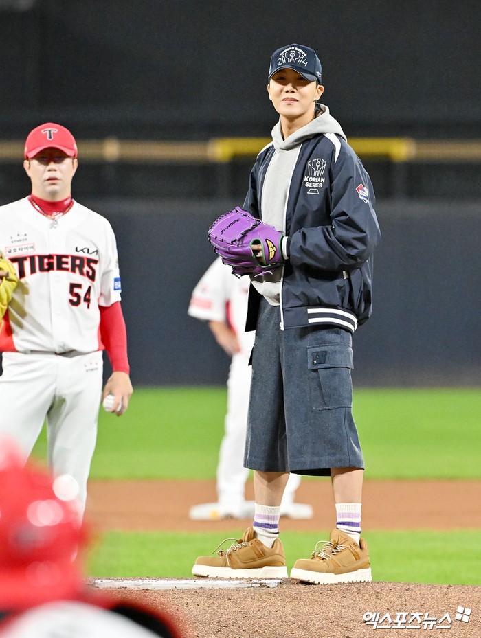 Seperti yang kita tahu, j-hope BTS telah resmi menyelesaikan wajib militer (wamil) pada 17 Oktober 2024 lalu. Kembalinya sang idola ke industri hiburan Korea Selatan tentunya disambut antusias oleh ARMY, sebutan resmi untuk fans BTS. / Foto: 엑스포츠뉴스