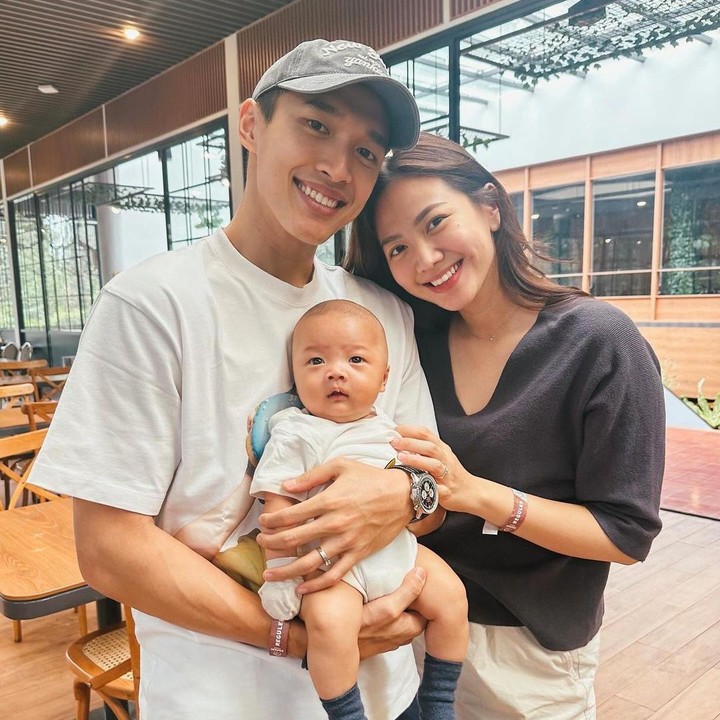 <p>Jonatan Christie dan sang istri, Shanju eks JKT 48, tengah mempersiapkan Natal pertamanya bersama sang putra, Leander Jayden Christie. Pria yang akrab disapa Jojo ini bahkan memperlihatkan buku tentang Nutcracker yang menjadi salah satu ciri khas saat Natal. (Foto: Instagram: @shanju)</p>