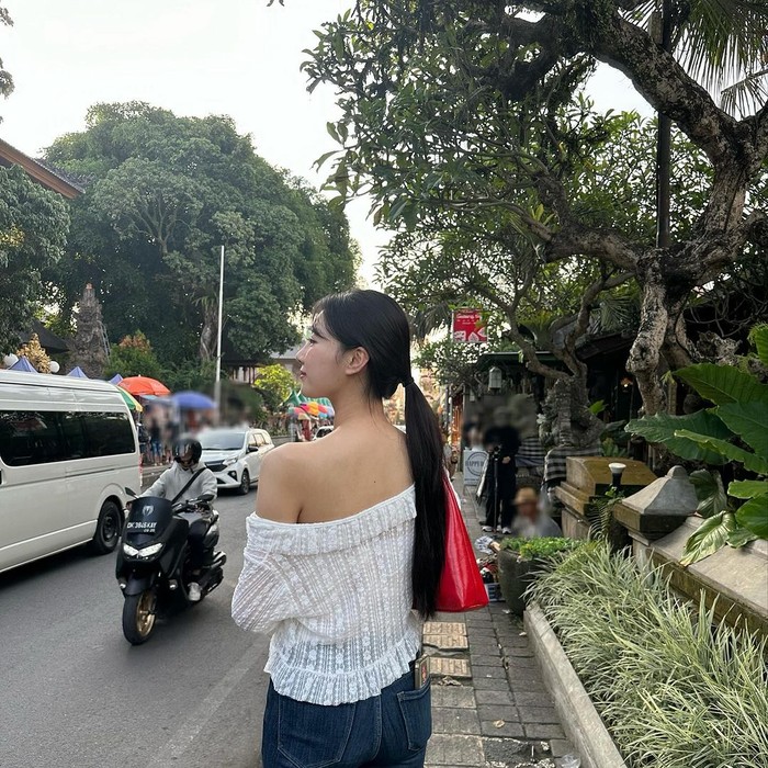 Tak hanya gelato, member girl group Lovelyz tersebut tampaknya juga mengincar beberapa makanan di gerai pinggir jalan. Potretnya yang berjalan di tepi jalanan penuh kendaraan bermotor sangat melokal, Beauties./ Foto: instagram.com/queen.chu_s