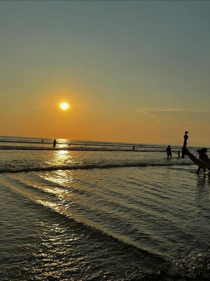 Terakhir, Lee Mi Joo juga tampak mengabadikan momen menyaksikan panorama matahari terbenam di pantai melalui rekaman video. Semoga pengisi acara 'Hangout With Yoo' tersebut segera merilis vlog liburannya, Beauties!/ Foto: instagram.com/queen.chu_s