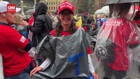 VIDEO: Sindir Biden, Pendukung Trump Kenakan Kantong Sampah.