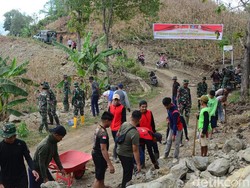 Dedikasi TNI di Ujung Barat Bone: Siang Jadi Tukang, Malam Didik Anak Ngaji