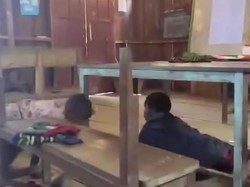 KKB Serang Pos Satgas Damai Cartenz, Siswa SD Intan Jaya Tiarap di Kelas