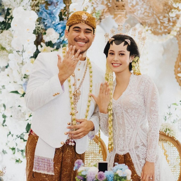 <p>Anggika Blosterli menikah dengan Omar Armandiego pada 30 Oktober 2024, Bunda. Pernikahan keduanya berlangsung khidmat di Hotel Fairmont Jakarta dibalut dengan dekorasi yang cantik. "13.10.24 dan selamanya," tulis anggika. (Foto: Instagram @anggikabolsterli)</p>