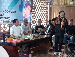 Gelak Tawa Petani Tasikmalaya Curhat ke Senator Komeng