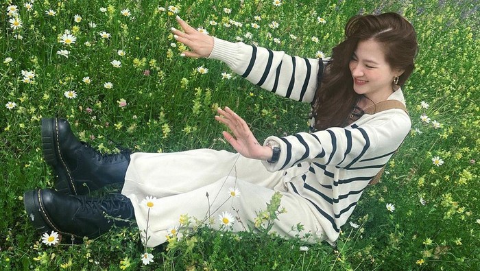 Get The Look: Tampil Kasual dengan Cardigan ala Baifern Pimchanok