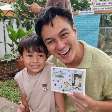 Dituding Pencitraan, 7 Potret Baim Wong Ambil Rapor Anak ke Sekolah