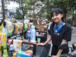 Cerita Bella, Rela Jualan Kopi Pinggir Jalan Demi Mengejar Mimpi