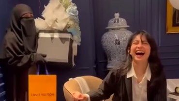 img-title Beri Kado Brand Pro Israel ke Sintya Marischa, Umi Pipik Dikritik
