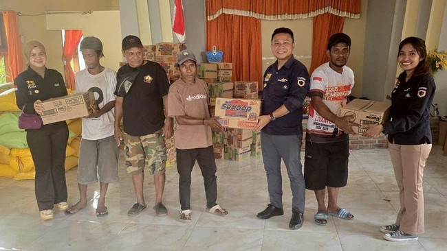 Bank Mandiri bergerak sigap menyalurkan support berupa kebutuhan sandang dan pangan kepada penduduk terdampak erupsi Gunung Lewotobi di Flores Timur.