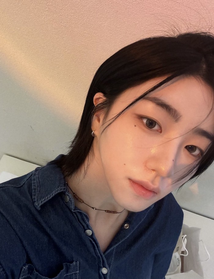 Bukan tanpa sebab, idol K-Pop kelahiran tahun 2002 tersebut dianggap mempunyai visual yang unreal. SoHyun tripleS pun kembali menjadi sorotan publik setelah memangkas rambut panjangnya menjadi sangat pendek. / Foto: x.com/triplescosmos