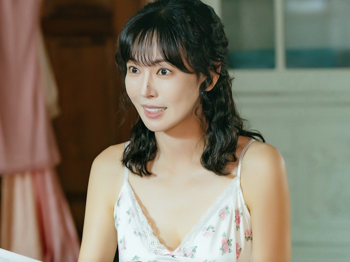 Dalam drama tersebut Kim So Yeon berperan sebagai Han Jeong Suk, yang menjalani bisnis berjualan pakaian perempuan dewasa./ foto: instagram.com/jtbcdrama