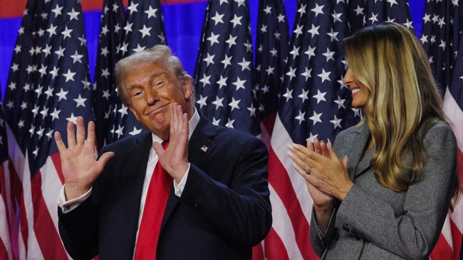 3 Crazy Rich Dunia Ini Bakal Duduk di Panggung Pelantikan Trump Tiga orang terkaya di bumi dikabarkan bakal menghadiri apalagi duduk di panggung kehormatan saat pelantikan Presiden Terpilih AS, Donald Trump.