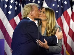 Tak Terduga Arti Bahasa Tubuh Melania Saat Pidato Kemenangan Donald Trump