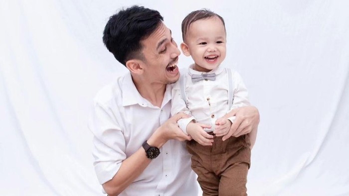 Inspiratif! 5 Kedekatan Ayah Millenial dan Anak yang Viral di Media Sosial