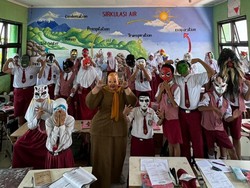 Fakta Siswa dan Guru di Surabaya Pakai Topeng Saat Ujian Bikin Ngakak
