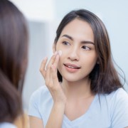 6 Urutan Memakai Skincare Malam yang Benar dari Dokter Kulit, Glowing Maksimal!