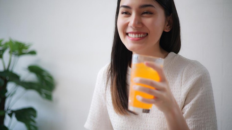 Ilustrasi wanita minum jus