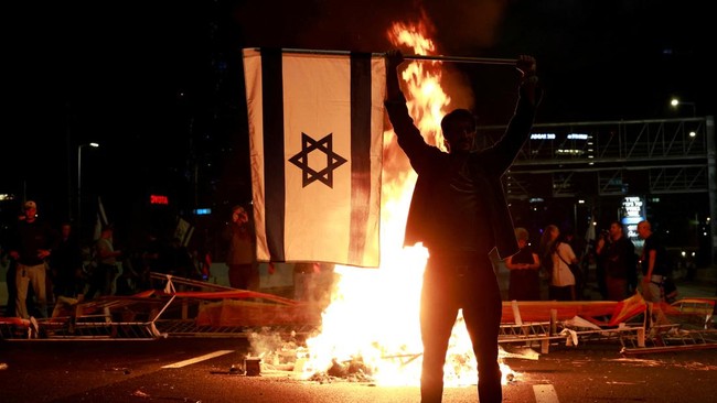 Demonstrasi besar pecah di Israel usai PM Netanyahu pecat Menteri Pertahanan Yoav Gallant.
