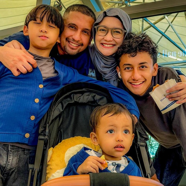 <p>Banyak netizen yang senang melihat keharmonisan keluarga Qorry dan Umar nih, Bunda. Mereka pun mendoakan agar keluarga pasangan itu selalu diberikan kebahagiaan. (Foto: Instagram: @umar_syarief)</p>
