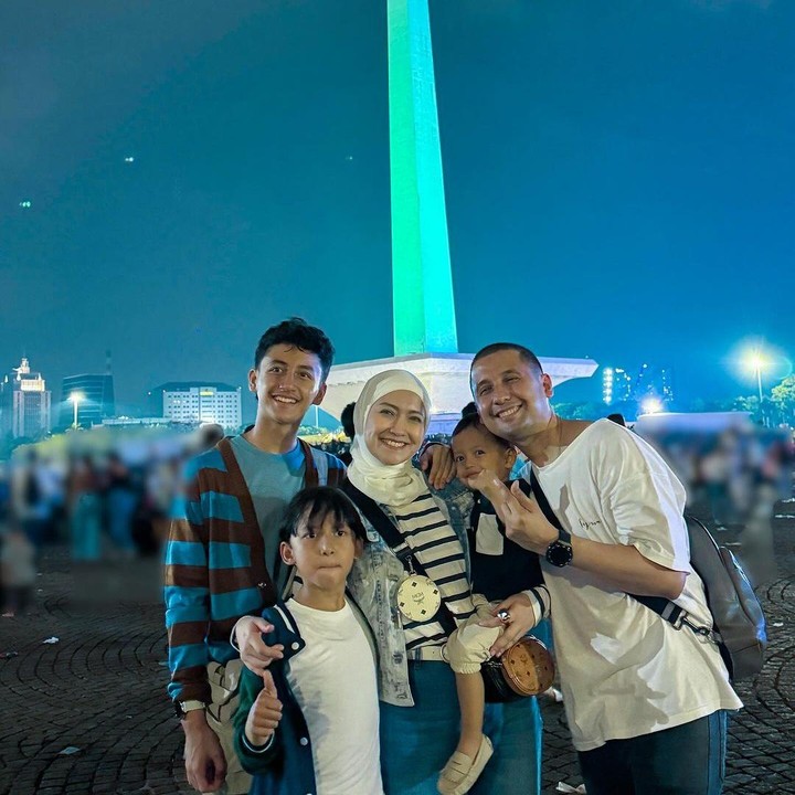 <p>Umar dan Qorry sendiri aktif membagikan momen kebersamaan bersama ketiga putranya pada laman media sosial. Selain melakukan aktivitas sehari-hari, mereka juga sering berlibur bersama, lho. (Foto: Instagram: @umar_syarief)</p>