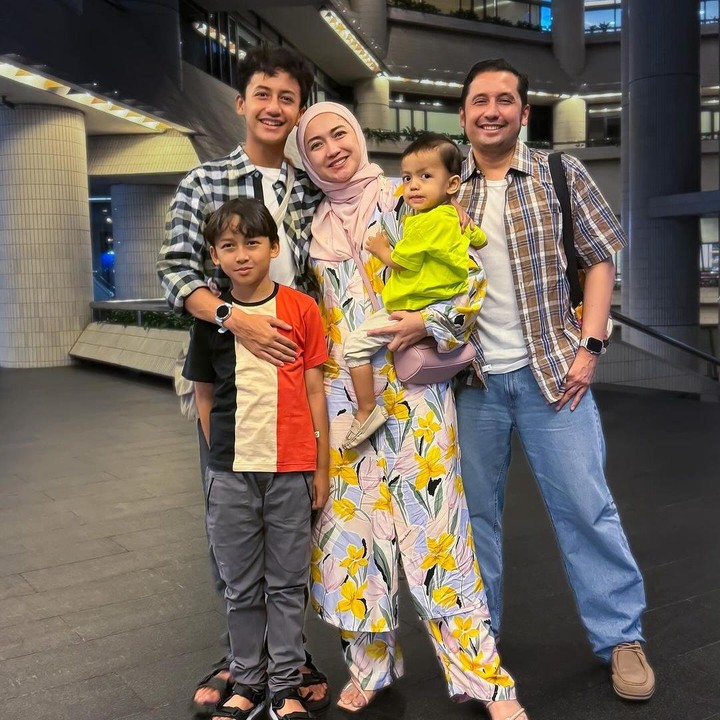 <p>Keluarga Umar dan Qorry selalu terlihat kompak dan harmonis, Bunda. Dalam sebuah unggahan, Umar bahkan menyebut bahwa keluarganya akan saling mendukung dan belajar satu sama lain. (Foto: Instagram: @umar_syarief)</p>