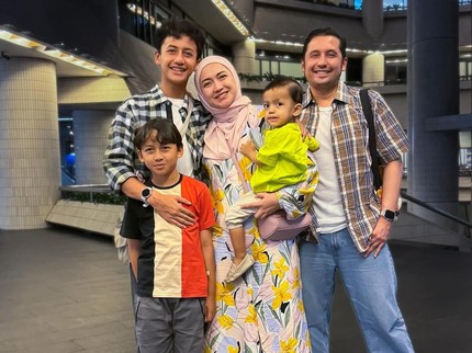 7 Potret Pasangan Artis FTV Corry Pamela dan Umar Syarief Bersama 3 Anak, Kompak & Harmonis