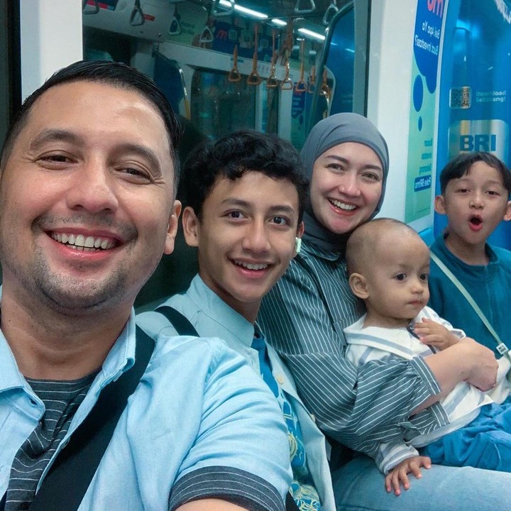 <p>"Tumbuh sebagai sebuah keluarga, belajar tentang satu sama lain, tidak pernah menyerah satu sama lain," ujarnya dengan menggunakan bahasa Inggris. (Foto: Instagram: @umar_syarief)</p>