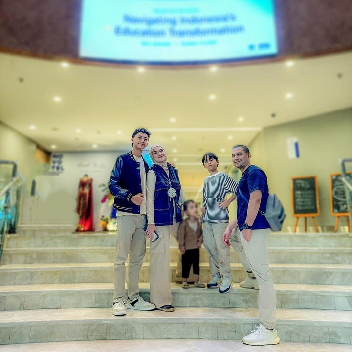 <p>Bunda masih ingat dengan pasangan artis FTV, Corry Pamela dan Umar Syarief? Lama tidak terlihat, kini keduanya tengah menikmati perannya sebagai orang tua dari tiga anak. (Foto: Instagram: @corrypamela)</p>
