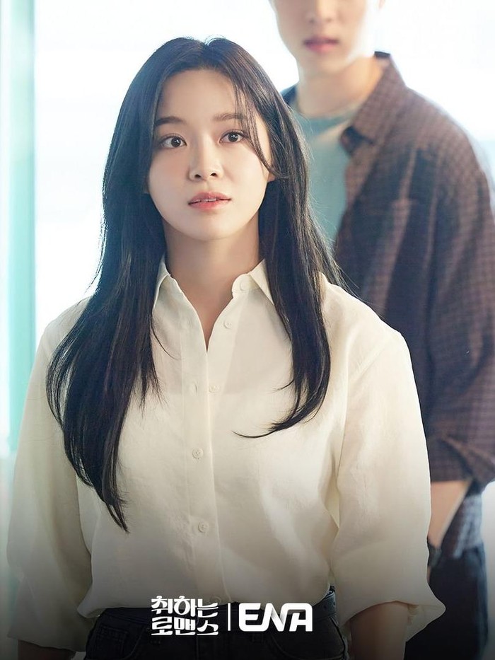 Kim Sejeong terus dikenal sebagai aktris multitalenta. Kini, ia kembali dengan drama terbaru bertajuk Brewing Love (2024) dan berpasangan dengan aktor Lee Jong Won./ Foto: instagram.com/channel.ena.d