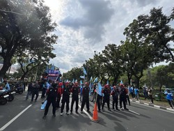 Massa Demo di Depan Balai Kota Tutup Jalan, Kendaraan Tak Bisa Melintas