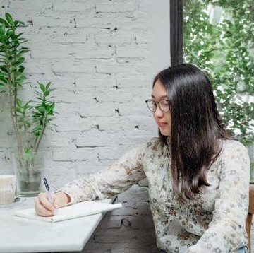 5 Karakteristik Unik Orang yang Lebih Suka Komunikasi Tertulis daripada Lisan