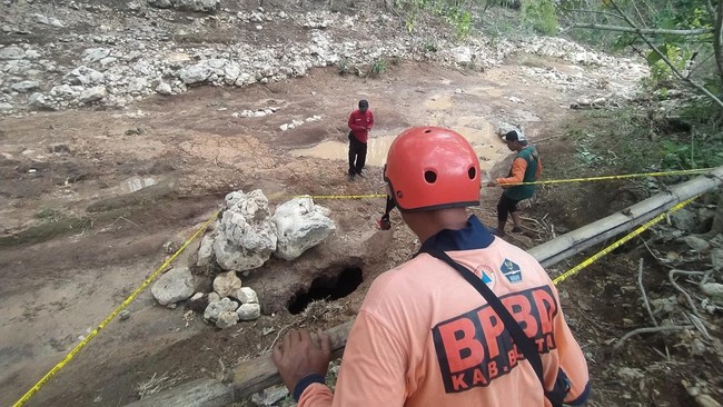 Kalaksa BPBD Kabupaten Blitar mengatakan sudah menyurati PVMBG untuk memeriksa dan mengecek lubang misterius di dasar sungai Kalisat Tenggong.