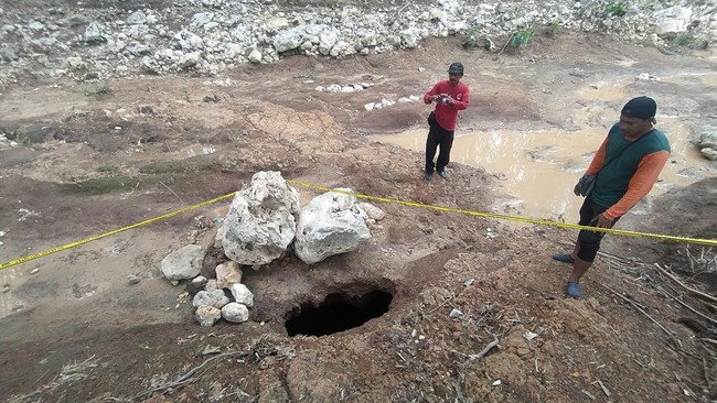 Sebuah lubang muncul secara misterius di Sungai Kalisat Tenggong di Dusun Kaliandong, Desa Dawuhan, Kecamatan Kademangan, Kabupaten Blitar, Jawa Timur.