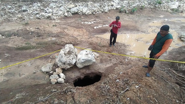 Muncul Lubang Misterius di Blitar, Isap Air Sungai hingga Kering Sebuah lubang muncul secara misterius di Sungai Kalisat Tenggong di Dusun Kaliandong, Desa Dawuhan, Kecamatan Kademangan, Kabupaten Blitar, Jawa Timur.