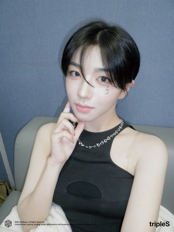 Nama SoHyun tripleS mungkin sudah tidak asing lagi di telinga sebagian orang. Pasalnya, sejak pertama kali diperkenalkan ke publik sebagai S14 atau anggota tripleS ke-14 pada 14 April 2023, ia telah menarik banyak perhatian. / Foto: MODHAUS via Naver Post