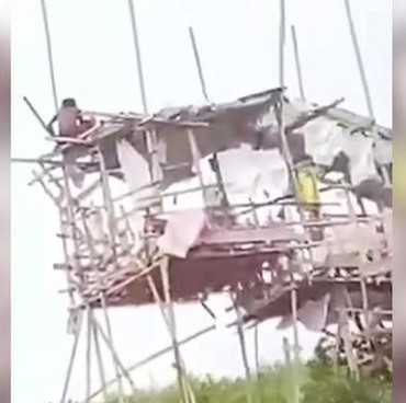 Viral ODGJ Bangun Rumah Tingkat dari Kayu Bekas