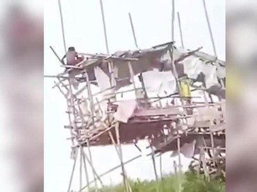 Viral ODGJ Bangun Rumah Tingkat dari Kayu Bekas