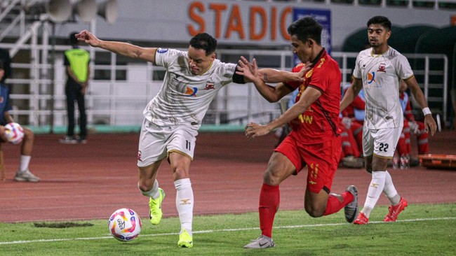 Persija Jakarta unggul 2-1 atas Madura United di babak pertama pada pekan ke-10 Liga 1 di Stadion Pakansari, Cibinong, Kabupaten Bogor, Rabu (6/11) malam WIB.