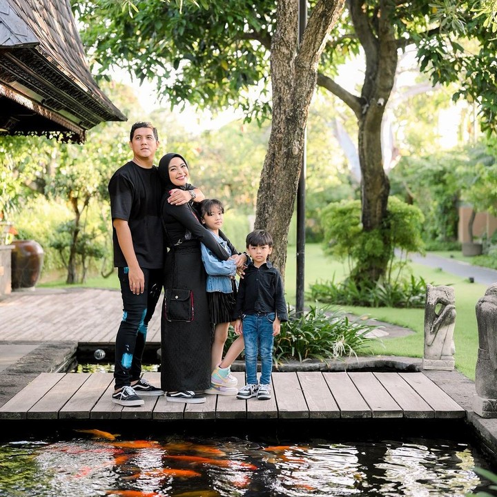 <p>Tantri Kotak dan Arda Naff juga memiliki panggilan orang tua yang unik. Anak-anak mereka sering memanggil keduanya dengan sebutan Bunda dan Panda. Lucu banget, ya! (Foto: Instagram: @tantrisyalindri)</p>
