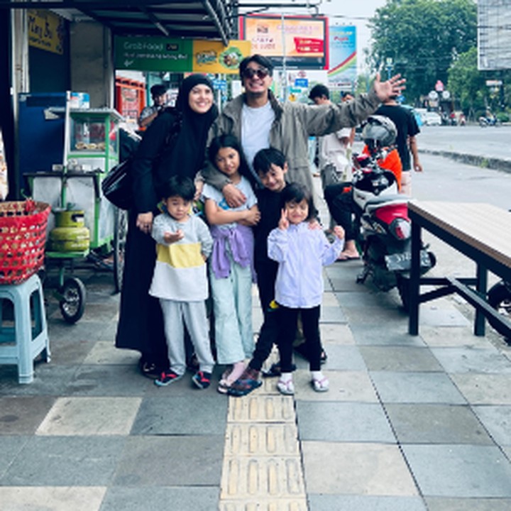 <p>Pasangan Ricky Harun dan Herfiza memiliki panggilan orang tua Moya dan Poya. Panggilan ini merupakan kombinasi dari nama sang anak sulung, Mikaila Akyza Pratama atau yang akrab disapa Kiya. Dikutip dari <em>CNN Indonesia,</em> Moya berarti Mommy-nya Kiya dan Poya singkatan dari Papi Kiya. (Foto: Instagram: @rickyharun)</p>