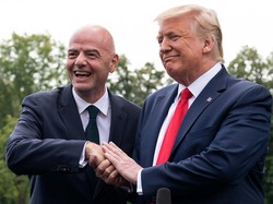 US President Donald Trump shakes hands with FIFA President Gianni Infantino on the South Lawn of the White House in Washington, DC, on September 9, 2019, before he departs for North Carolina. (Photo by NICHOLAS KAMM / AFP)