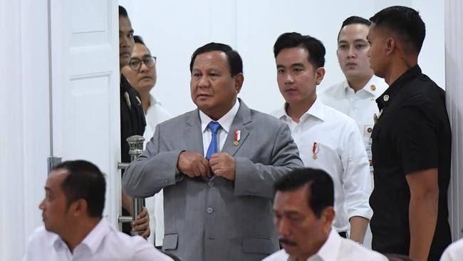 Presiden Prabowo berbincang dalam Rakornas berbareng kepala wilayah di Sentul International Conference Center (SICC), Kabupaten Bogor, Jawa Barat, Kamis (7/11).