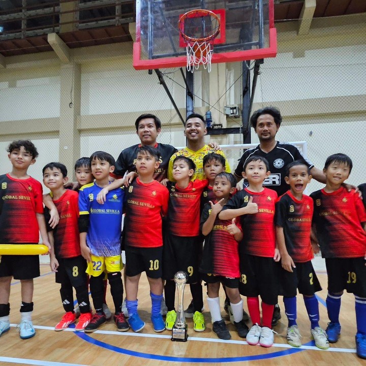 <p>"<em>Masya Allah congrats</em> Raqilla. Keren euyyy. Semangat terus ya Raqi, semoga kelak apa yang dicita-citakan dapat terwujud. Semoga kelak bisa menjadi pemain bola profesional dan <em>go</em> internasional, ya" kata seorang netizen. "Sukses terus ya, dek, kerennn," ucap netizen lainnya. (Foto: Instagram: @rio.stokhorst)</p>