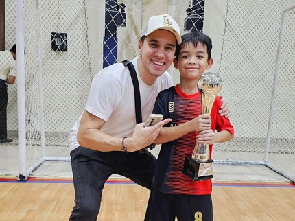 7 Potret Rionaldo Stokhorst Temani Sang Putra Lomba Futsal, Bangga Dapat Juara 2