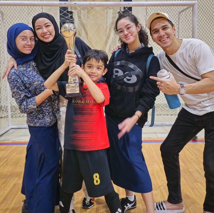 <p>Tidak hanya sang Ayah, turut hadir pula sang Ibunda, Aureli Beata Schulz, dan kedua kakaknya, Shaista dan Shanika. Mereka tampak berpose bersama Raqilla sambil mengangkat piala kemenangan. (Foto: Instagram: @rio.stokhorst)</p>