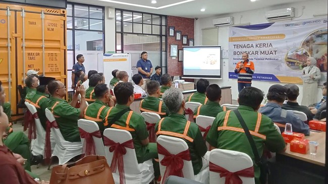 Pelindo Terminal Petikemas sosialisasikan safety awareness untuk meningkatkan kesadaran keselamatan kerja khususnya bagi para tenaga kerja bongkar muat.