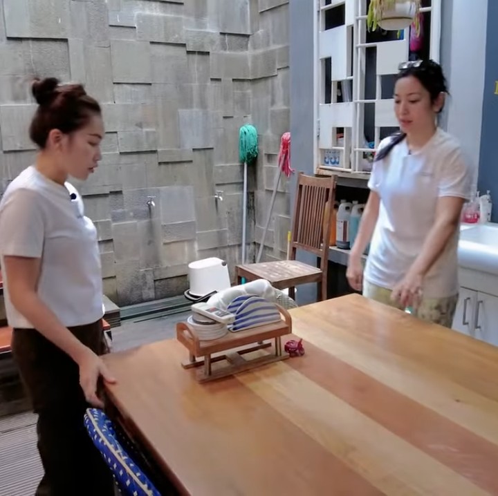 <p>Artis cantik Hesti Purwadinata sangat jarang memperlihatkan isi rumahnya ke publik, Bunda. Namun, belum lama ini, rumah Hesti pun 'digrebek' oleh sang sahabat, Ayu Ting Ting. (Foto: YouTube Qiss You TV)</p>