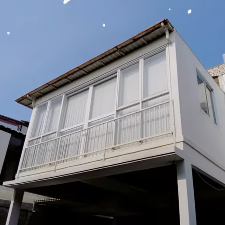 <p>Dalam kesempatan yang sama, Hesti turut memperlihatkan bagian rooftop rumahnya. Ia menyebut biasa menghabiskan malam tahun baru bersama suami dan anak-anaknya di sana. (Foto: YouTube Qiss You TV)</p>